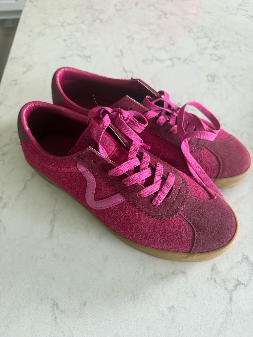 Vans Women’s brand new Fuchsia pink Suede Low-Top Sneakers size 10.5